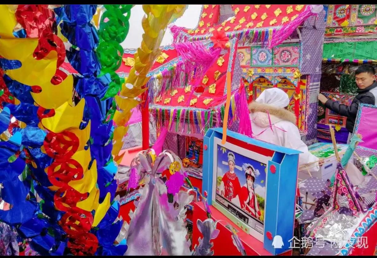 我们村移风易俗第三条规定，白事纸活只能要车、马、幡。在此之前白事上的纸活，童男