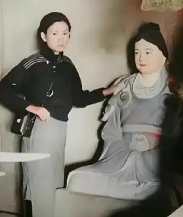 1937年6月，山西五台山，林徽因趴在佛光寺大殿的木梁上，借着手电筒的微光，一寸