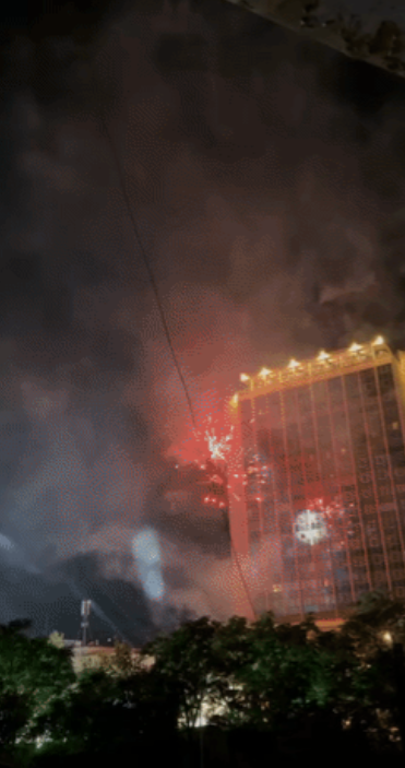 叙利亚，7月17日夜阿勒颇市内的阿拉伯人在政府大楼，广场前放起烟花，兴奋的庆祝各