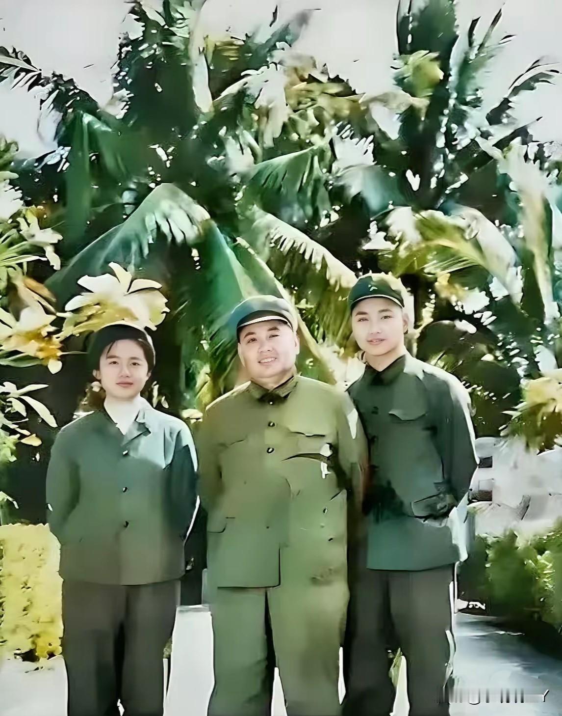 这是一位伟大的父亲和他的儿子及女儿的一张珍贵合影，拍摄于1973年的广州。这可不