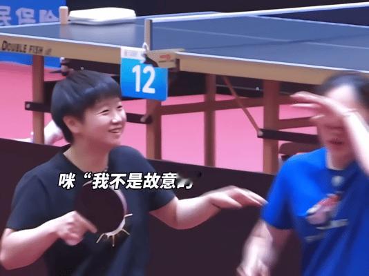 莎莎和京队的雅可，小蘑菇聊天，不小心闯了一个小祸。11月7日，上午时段的训练