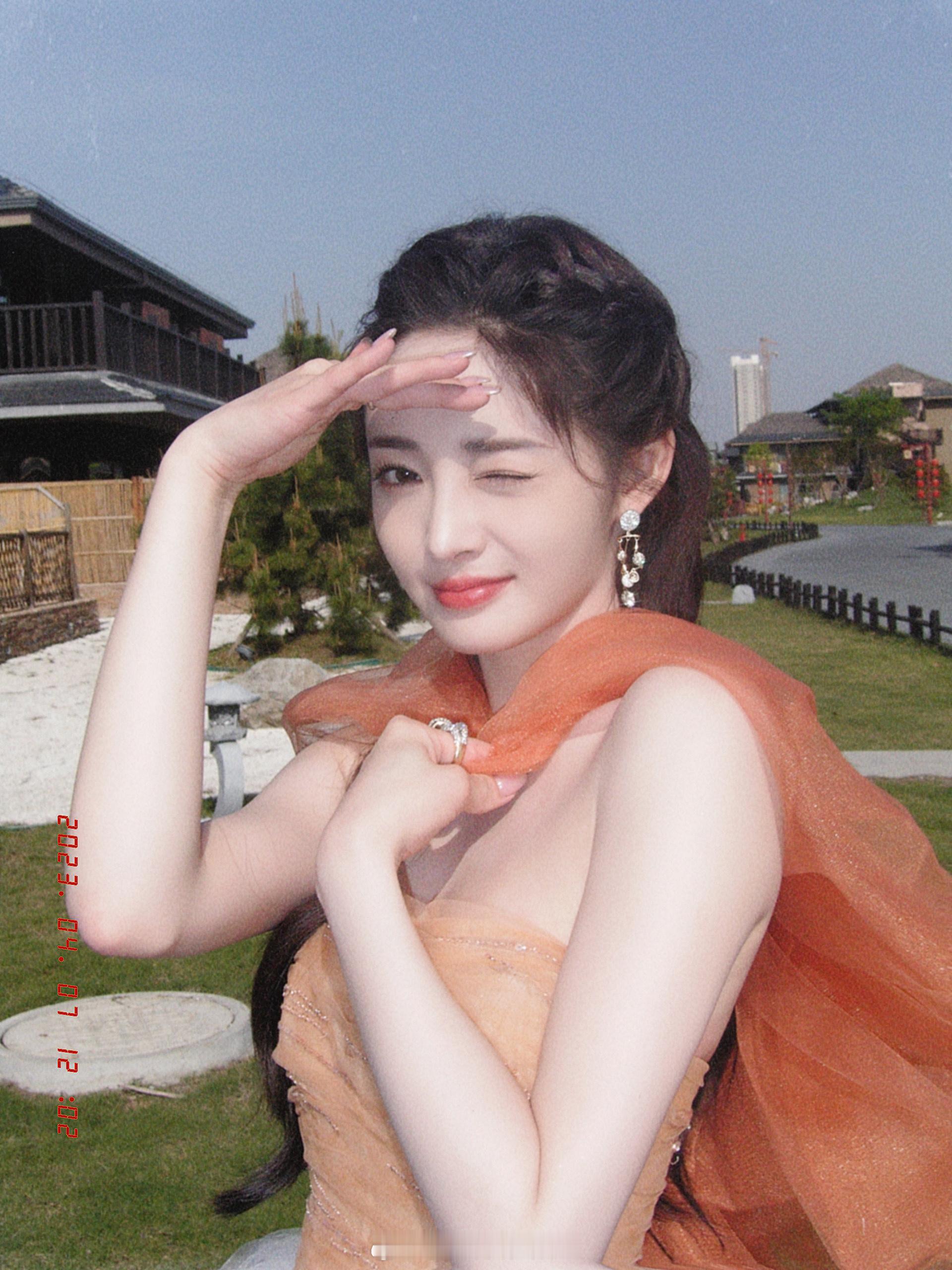 周洁琼橙色纱裙甜美迷人