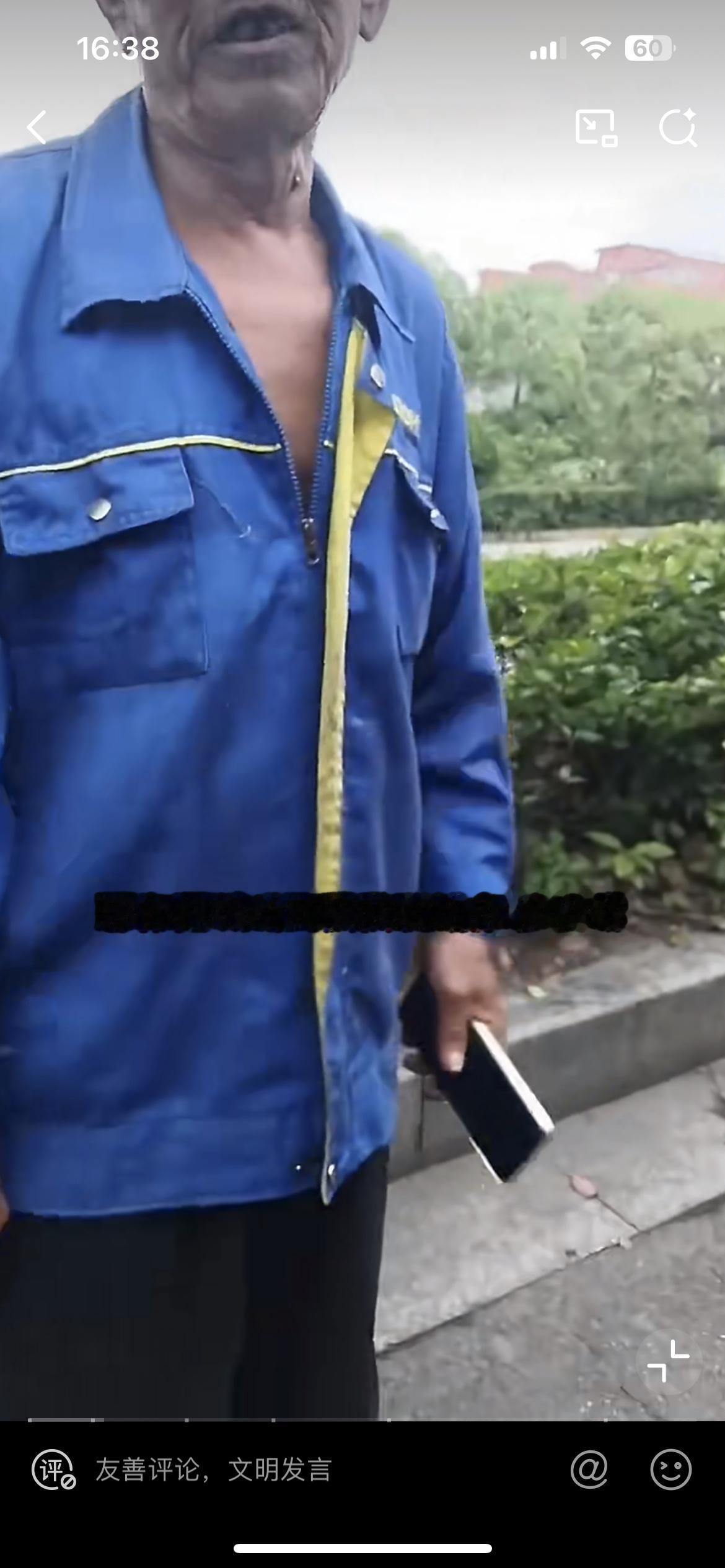 环卫大爷垃圾桶捡到手机，索要1000元感谢费，女子佯装答应，找警察叔叔要回了