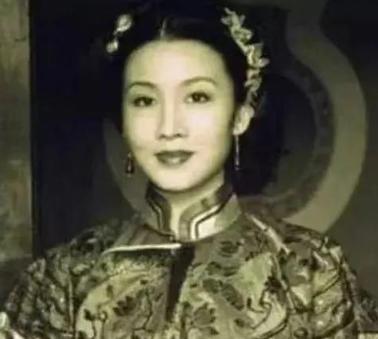 1936年，袁世凯的女儿大婚，进入洞房后，新郎兴致全无，怒骂新娘：“你个残花败柳