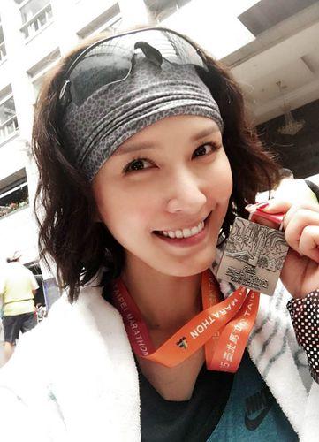 徐洁儿发文送别淘汰的赵子琪，感慨两人未能实现“70后唱跳担当”的约定。她透露，2