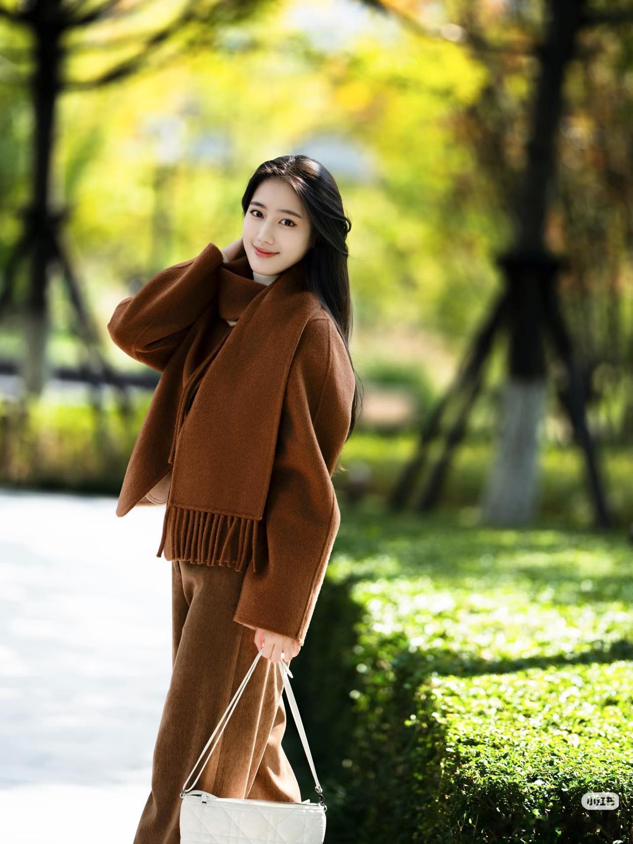 秋风起，落叶舞，美人笑语。