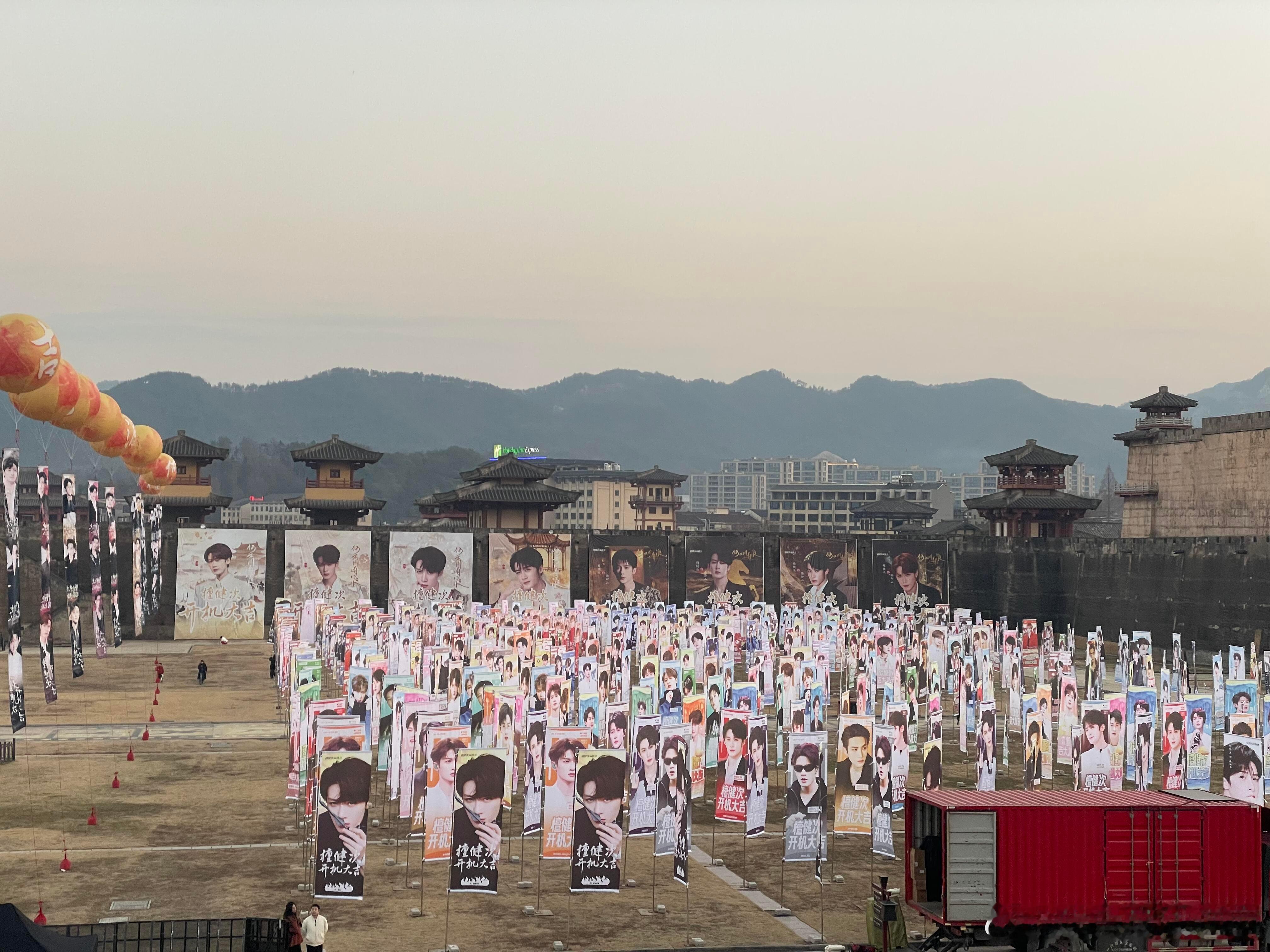 檀健次后援会直播秦王宫何不同舟渡这阵仗，已经开始暴风期待明天开机了这排面明