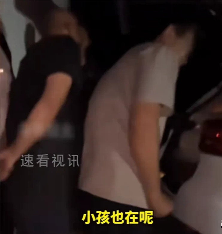 泪目！新疆自驾游，夫妻带娃想在车内过夜，村干部一句话让他们破防：有挂国旗的地方就到家了