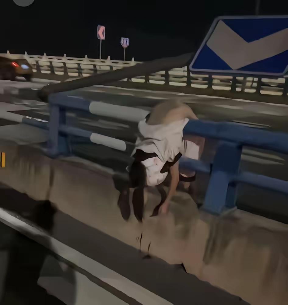 重庆深夜摩托飙车惨剧：新手代驾失控致两命陨，现场惨烈引深思9月10日凌晨2