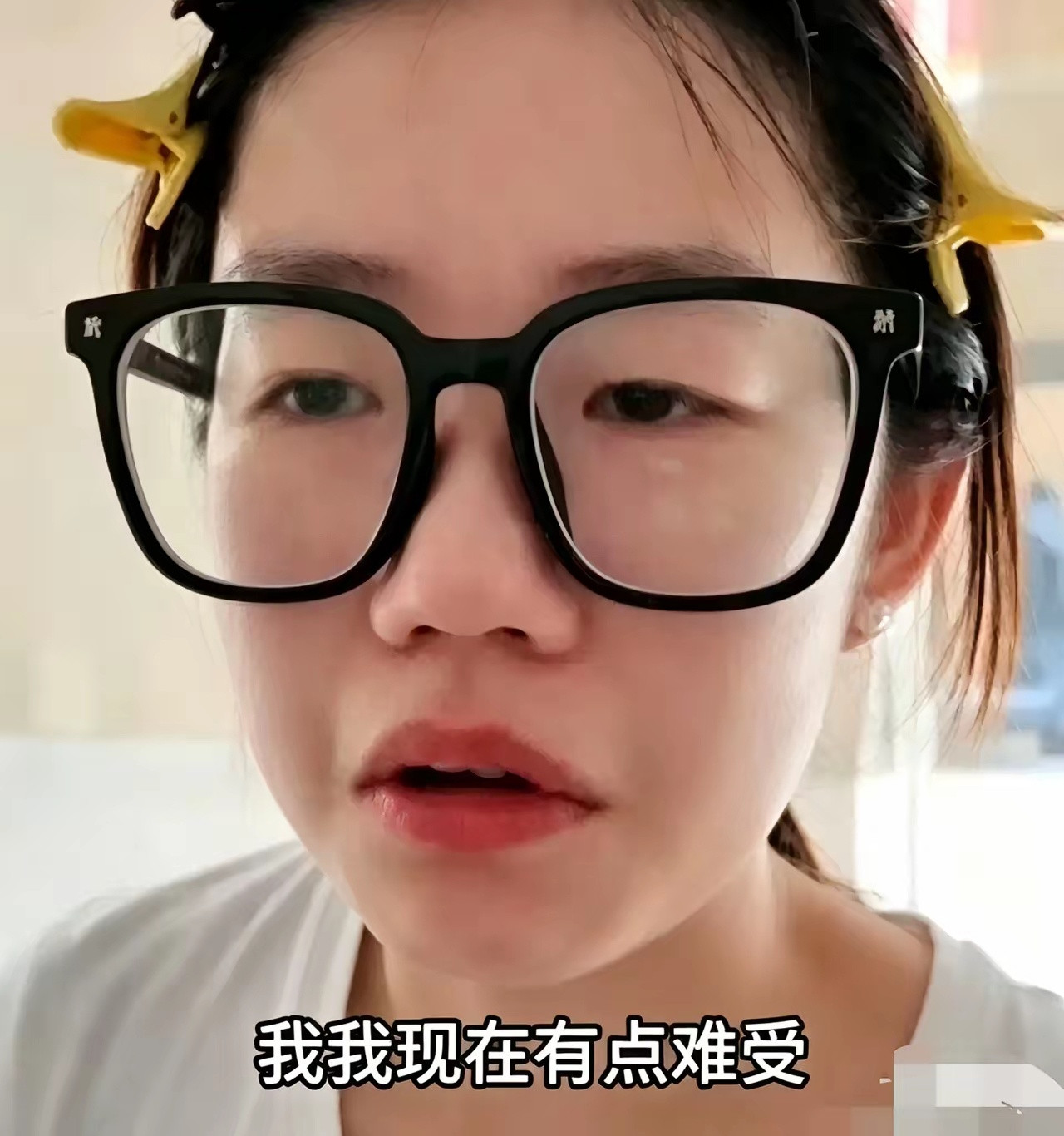 摸臀事件女子起号涉事女子的社交账号，现已被多个平台限制发言、关闭关注功能。​