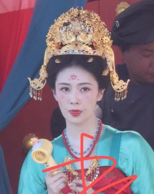 白鹿《莫离》大婚路透造型，这剧开始也走复原路的了。太平年的朝代和莫离一样，都是五