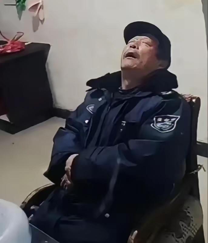 毫无人性！连正常生理需求都不放过！”2022年，广东清远，60岁大爷做保安三年，