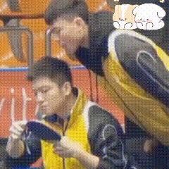 哈哈，头一次看到剪胶皮的东东！瞧瞧这可爱的小模样，眼神专注，小心翼翼的，不仅手