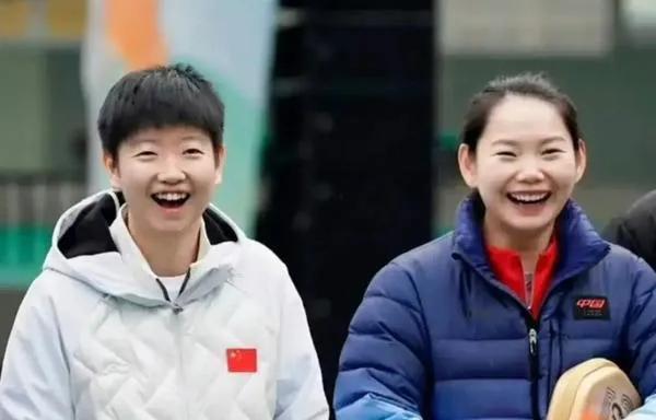 何卓佳是模仿伊藤美诚的，赢桥本的可能性最大何卓佳不性怕桥本帆乃香，心理上有优势