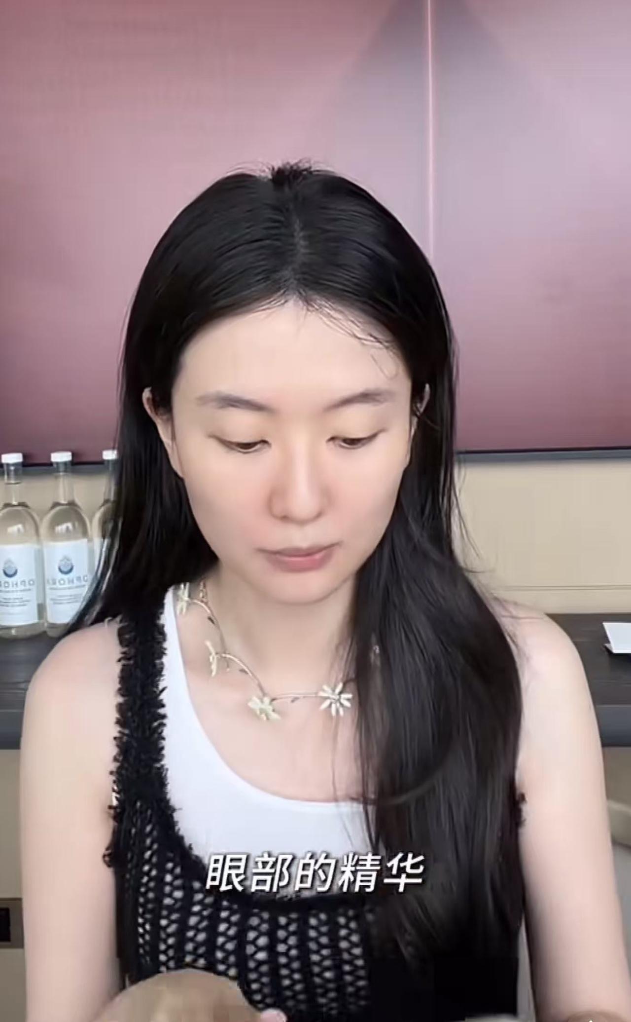 豪门贵妇乔欣变化好大，她久违露面晒出了化妆视频。乔欣比之前瘦了不少，五官看着