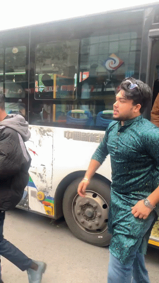 新一批印度留学生已经抵达中国了！看他们下车的地方不像是一个大城市？倒像是一个