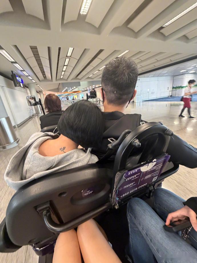小S回应许雅钧白发小S说许雅钧白发是涂上去的小S全家香港度假，小S回应许雅钧白