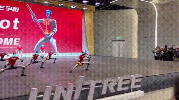 看热闹不嫌事大，尤其是俄国人！俄媒表示，中国机器人对默茨“太客气了”，这群人形