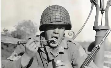 二战的时候，为啥美军要在钢盔上加一层渔网呢？这渔网可不得了，至少救了10万美军。