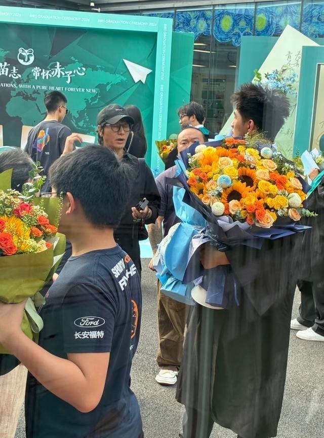 陈坤带妈妈现身侄子毕业礼，1米9大帅哥撞脸叔叔，基因真强大！​​​