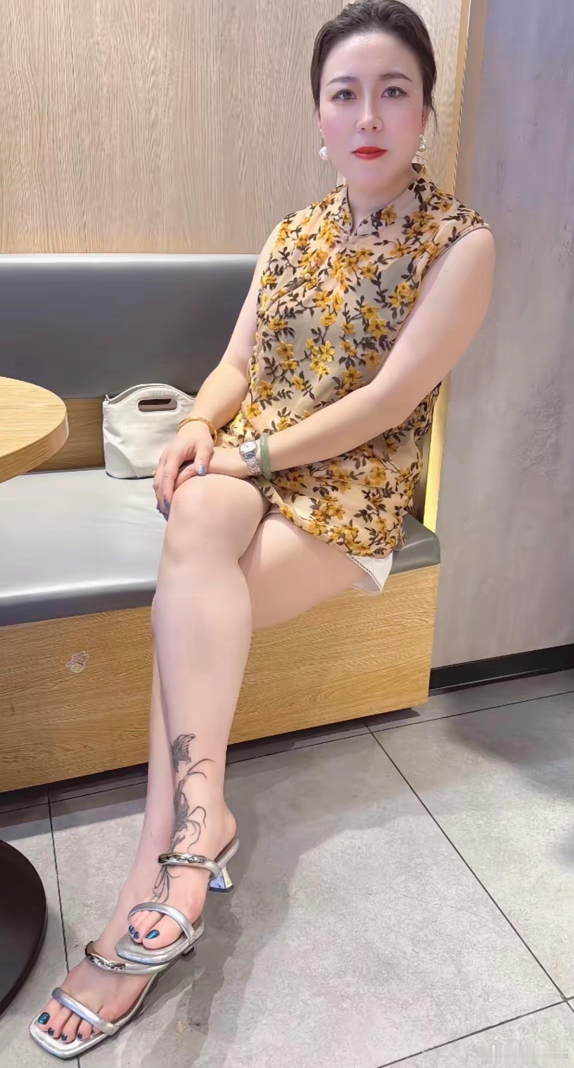 纹身大白腿美阿姨​​​