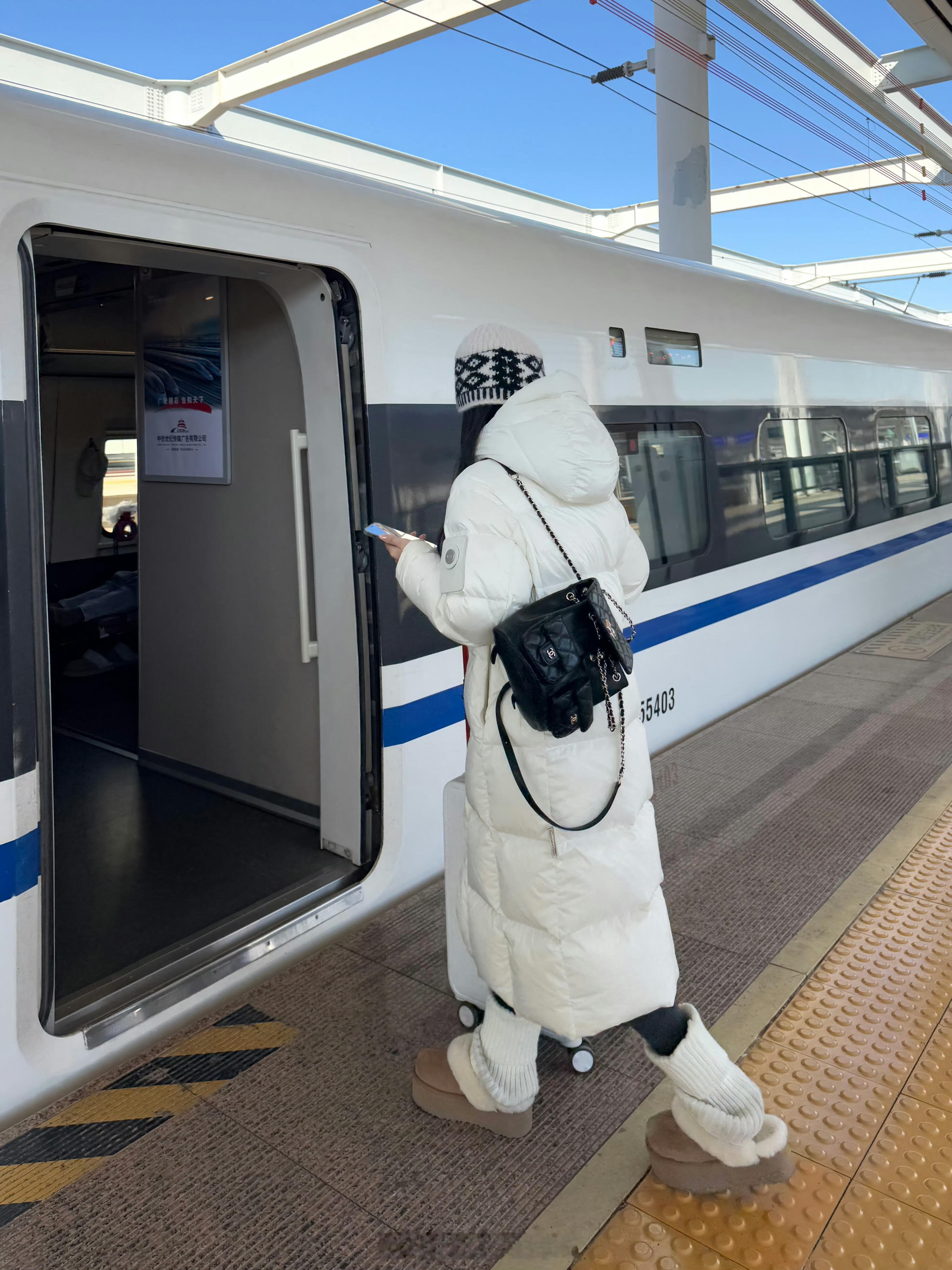 瞬间发现！被富养的女孩子一眼就看得出！！高铁站遇到的小姐姐，一眼就注意到她了，整