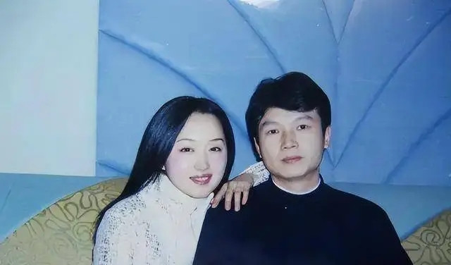 杨钰莹和赖文峰分手25年至今未婚，男方已经结婚生子，但生活拮据，杨钰莹51岁宛如