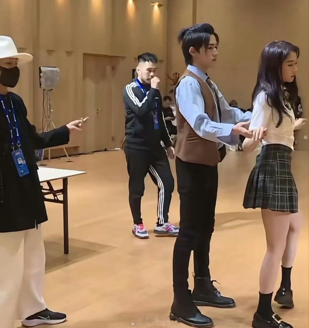 你能看出穿平底鞋的女孩是谁吗？​​​