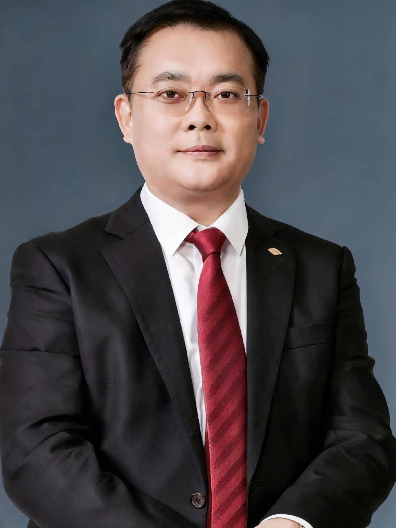 有时候你不得不信点玄学。比如曹晖。我专门去翻了翻他的履历，真的——这不是