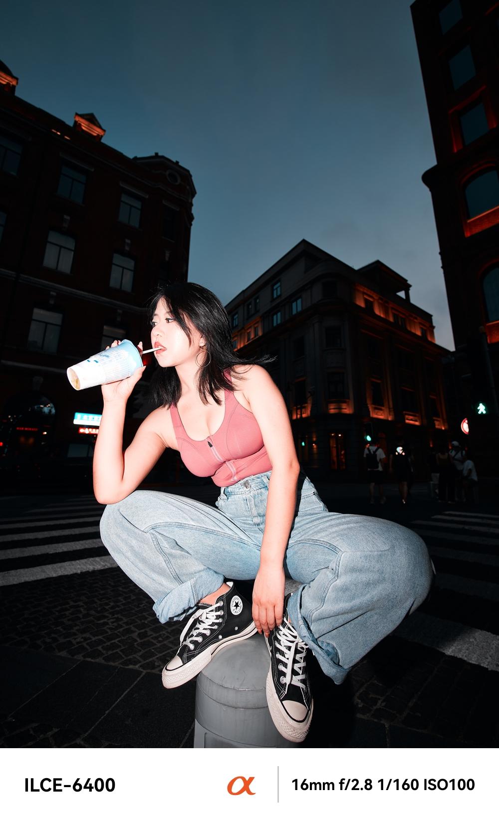 一起喝奶茶微胖女生怎么穿才能显瘦?牛仔美女运动女孩