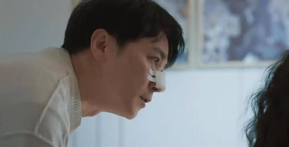 她总是汇钱给一个男人，至少5000，那个人应该是她的老同学吧？《隐身的名字》