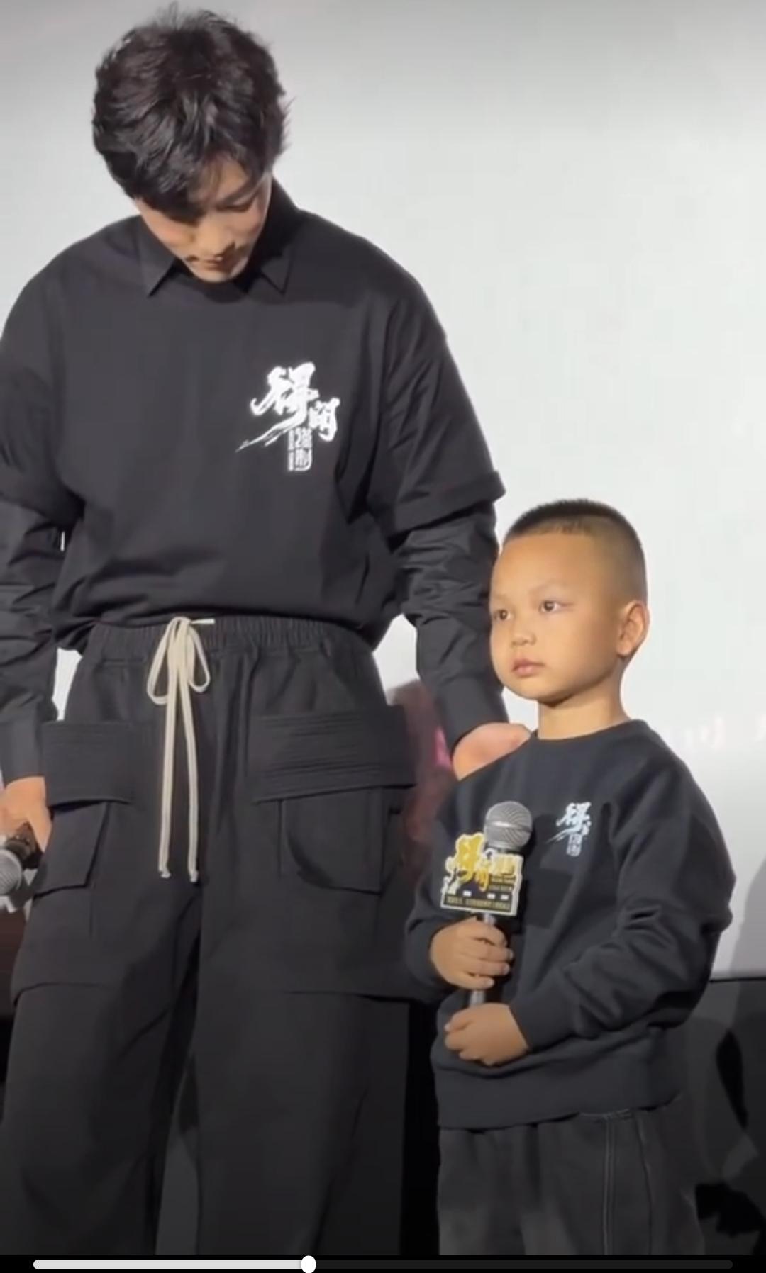 肖战在线纠正小朋友喊叔叔，调皮又接地气《得闲谨制》宜昌放映现场超有爱！主持