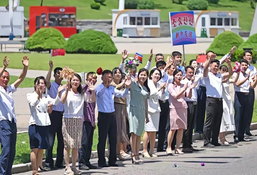 不知道为什么朝鲜民众的穿搭，真的有种干净治愈的感觉。看了朝鲜民众迎接中国的