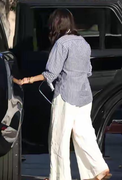 这大妈又犯自恋癖了！[捂脸哭]梅根最新路透照，她get好莱坞大片了，据她炫耀说