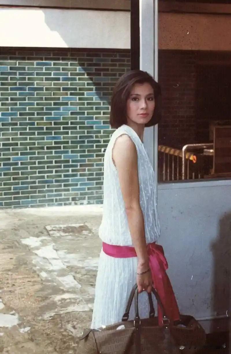 提着包包的翁美玲👜白裙清透，腰封点睛手提包复古感拉满翁美玲的穿搭像是一