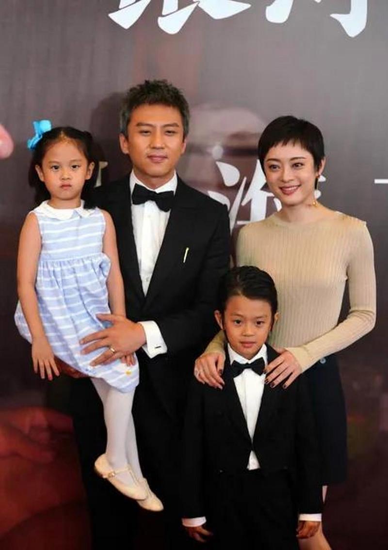 孙俪在社交平台晒出一家四口沙滩温馨合照。画面中，孙俪与邓超笑容灿烂，儿女活泼可爱