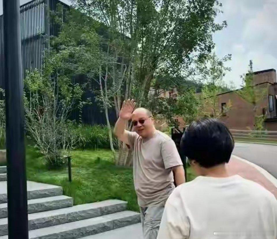 据悉，窦唯已卖掉北京房产，迁居至海边小镇阿那亚，开启了全新生活。在这座宁静小镇，