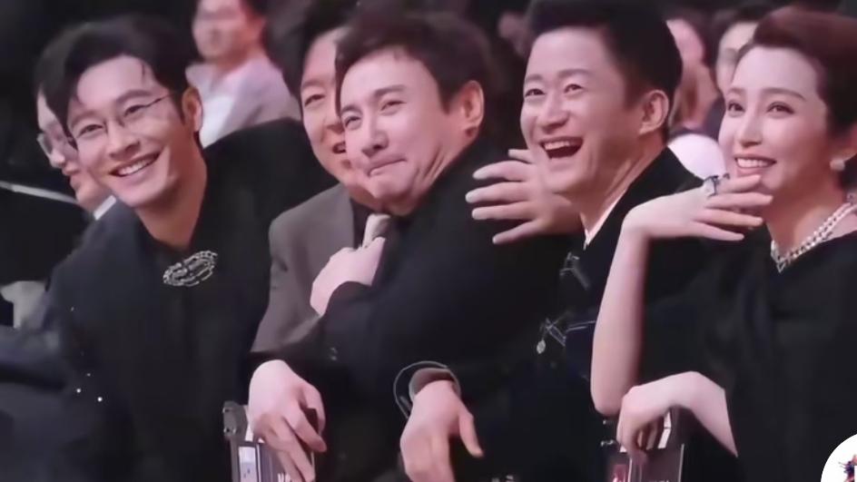 当小尼宣布微博king得主时，吴京、沈腾、黄晓明、黄渤的表情亮了微博之夜的现