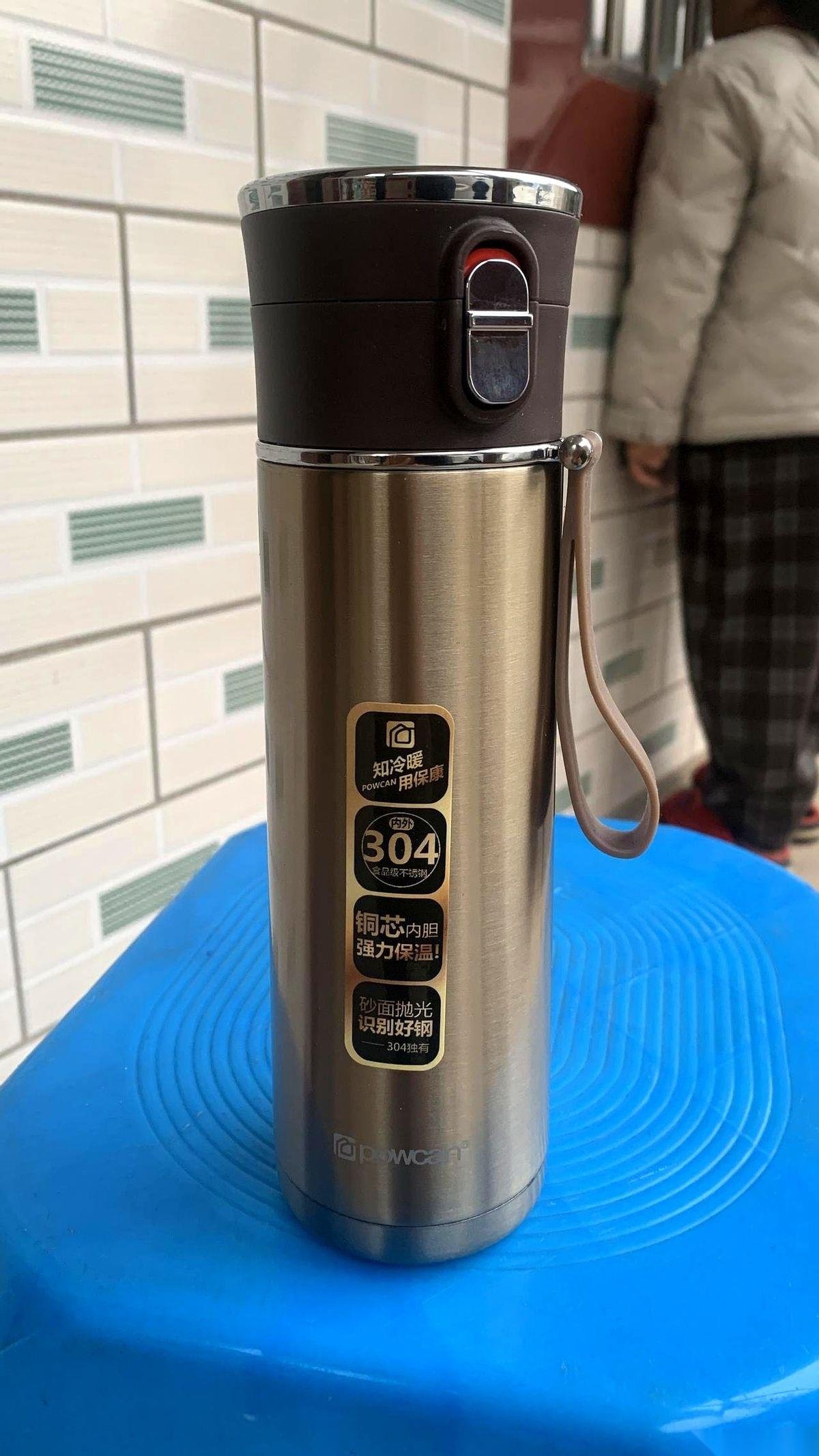 火车上，我拧开杯盖，想都没想就往嘴里灌。下一秒，舌头直接被烫得一哆嗦！我猛地把