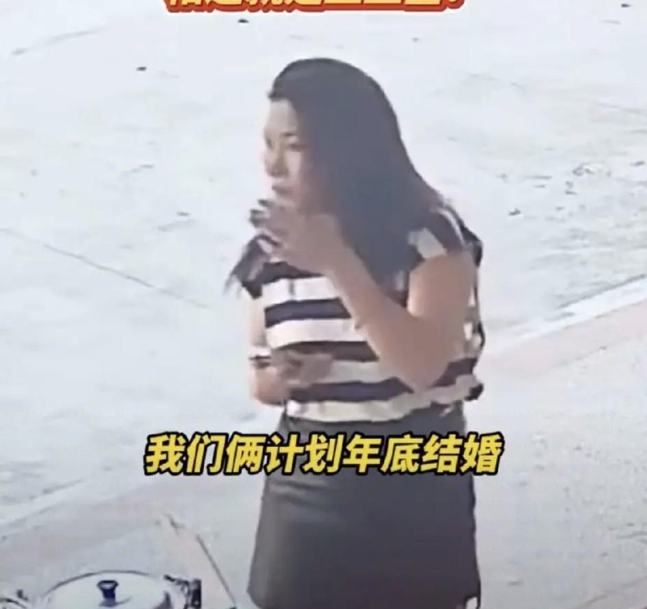 隔了16年，和初恋又在一起了，女孩的穿衣也发生了变化，单身的时候穿个小皮裙，又确
