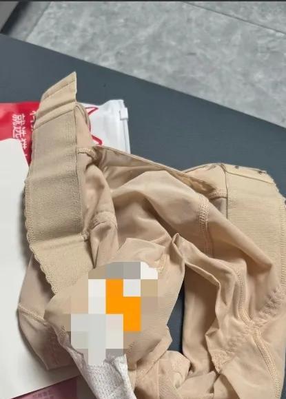 姐妹们我跟你们讲个绝绝子的事！昨天逛商场差点把我三观震碎！就转角那家的内衣店，我