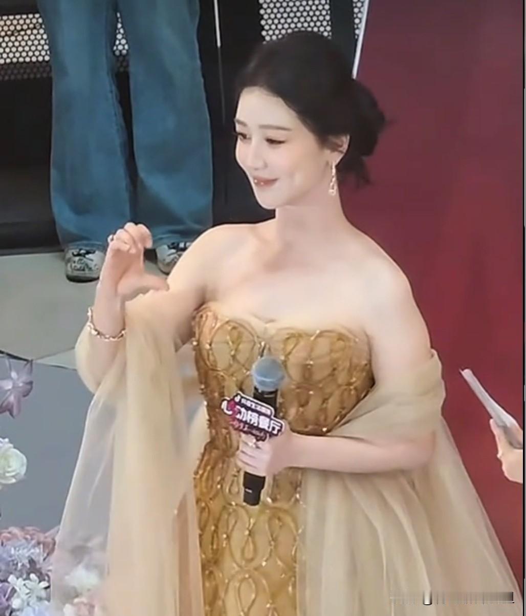 直拍生图流出！杨紫白玉兰后首亮相，鎏金长裙美出新高度。刚拿下白玉兰视后的杨紫现
