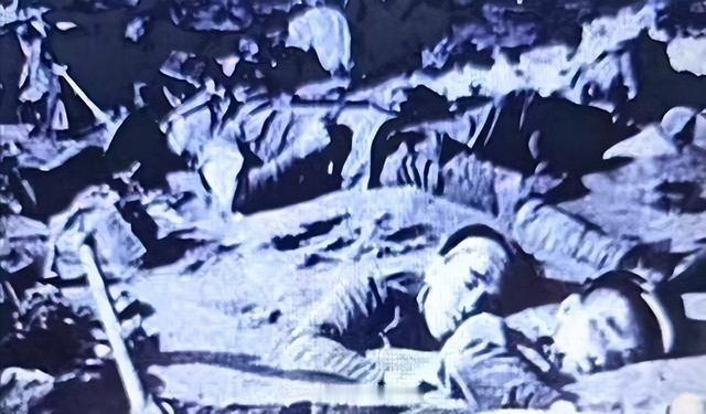 1943年，7900名从中国战场抽调出来的日军老兵，正坐船前往新几内亚，半路