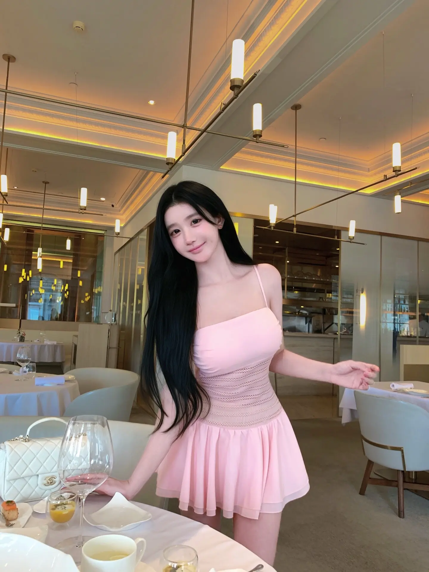 瞧把你美的。