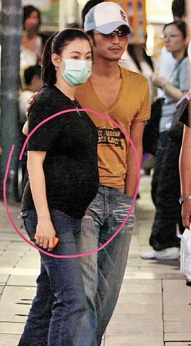 当年，张柏芝怀孕，竟然只胖了肚子，谢霆锋时刻陪护，生怕磕着碰着。他俩最恩爱的那