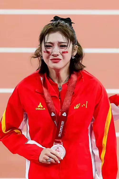 说实话，挺喜欢这个女人的感觉很有性格长的也好看，喜欢涂口红涂就涂吧，她习惯