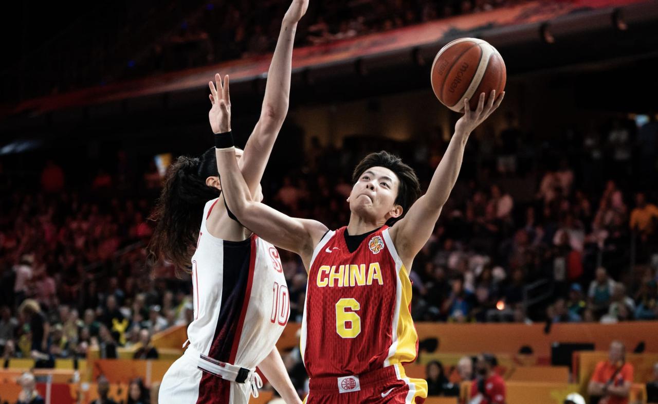女篮世界杯中国队首战美国，开局阶段就暴露了中国女篮的诸多问题。首先，中国女篮尽
