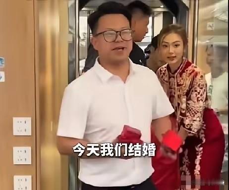 贵州姑娘坐高铁嫁四川，没租清一色的豪华婚车，俩人直接买了高铁票，把这趟跨省列车当