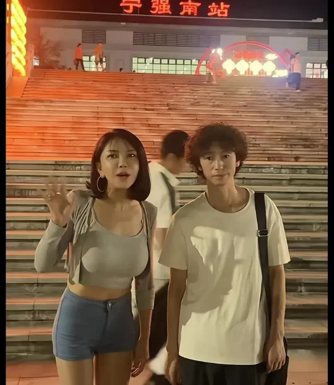 真的没想到，龚玥菲又去宁强找庞麦郎了。他晚上专门来高铁站接她，但是从画面