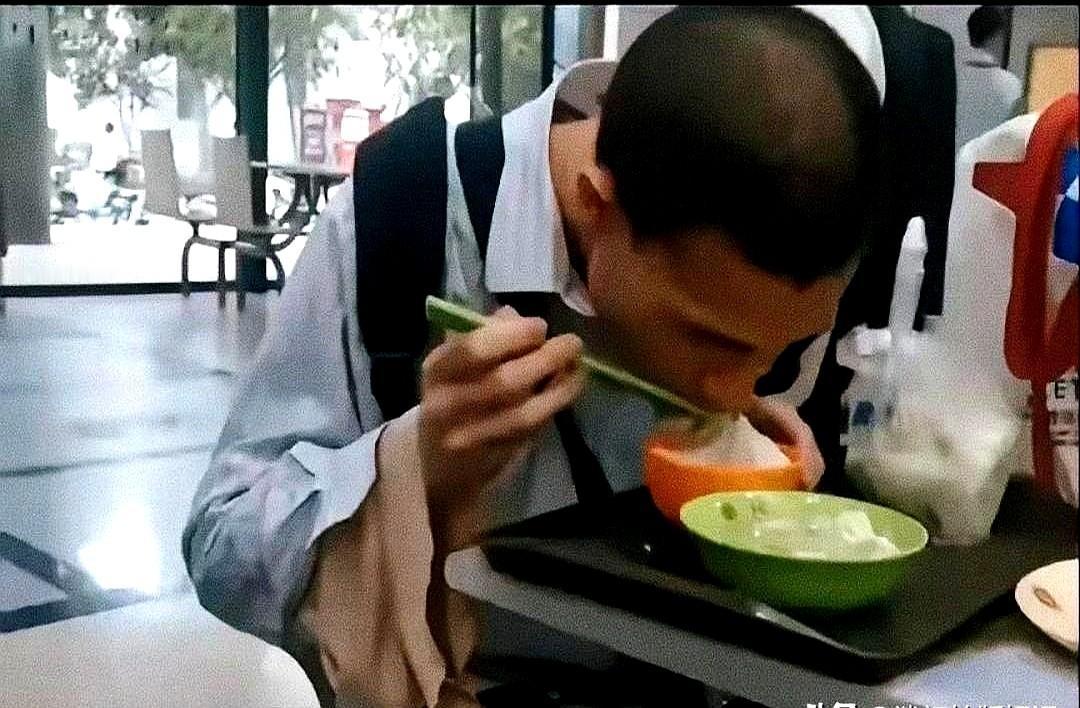 难怪韦东奕的事总由其堂哥/堂姐出面张罗，原来其父已去世，其母亲年纪也越来越大了。
